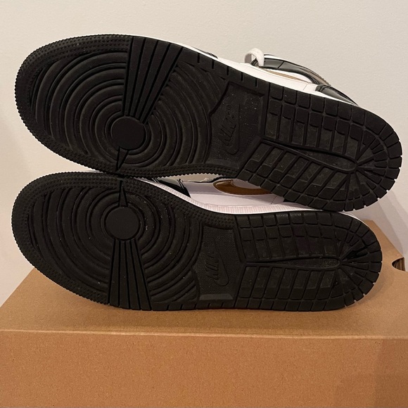 ~SOLD~ Jordan AJ 1 Mid - GS / Black/Metallic, Gold/White Size 6.5Y - Picture 6 of 8